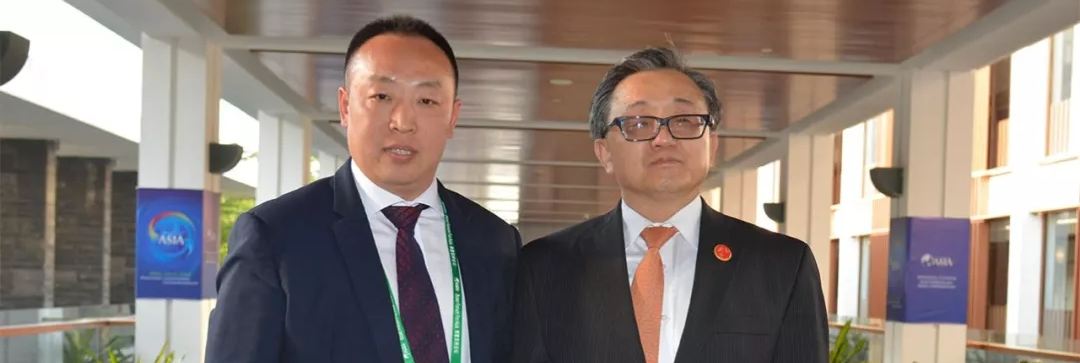 亚洲13p联合国副秘书长刘振民和赵章栓会长在博鳌亚洲论坛亲切交"